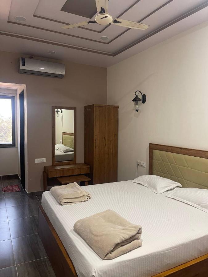 Hotel Nilkanth Navsari エクステリア 写真