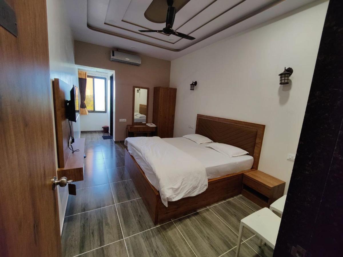 Hotel Nilkanth Navsari エクステリア 写真