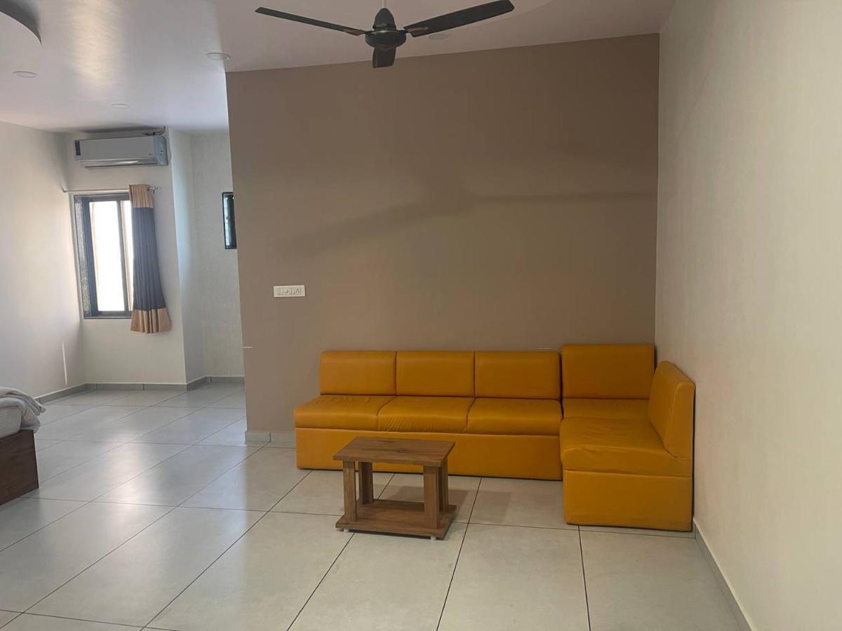 Hotel Nilkanth Navsari エクステリア 写真