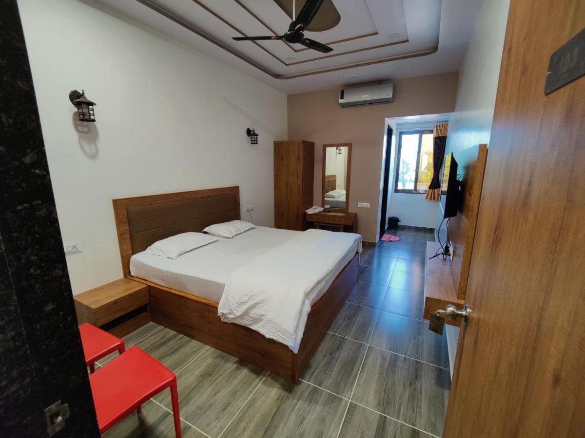 Hotel Nilkanth Navsari エクステリア 写真