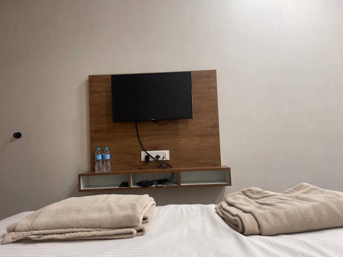 Hotel Nilkanth Navsari エクステリア 写真