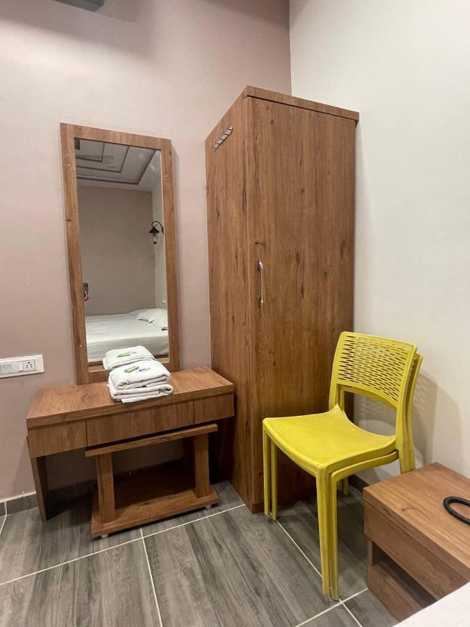Hotel Nilkanth Navsari エクステリア 写真