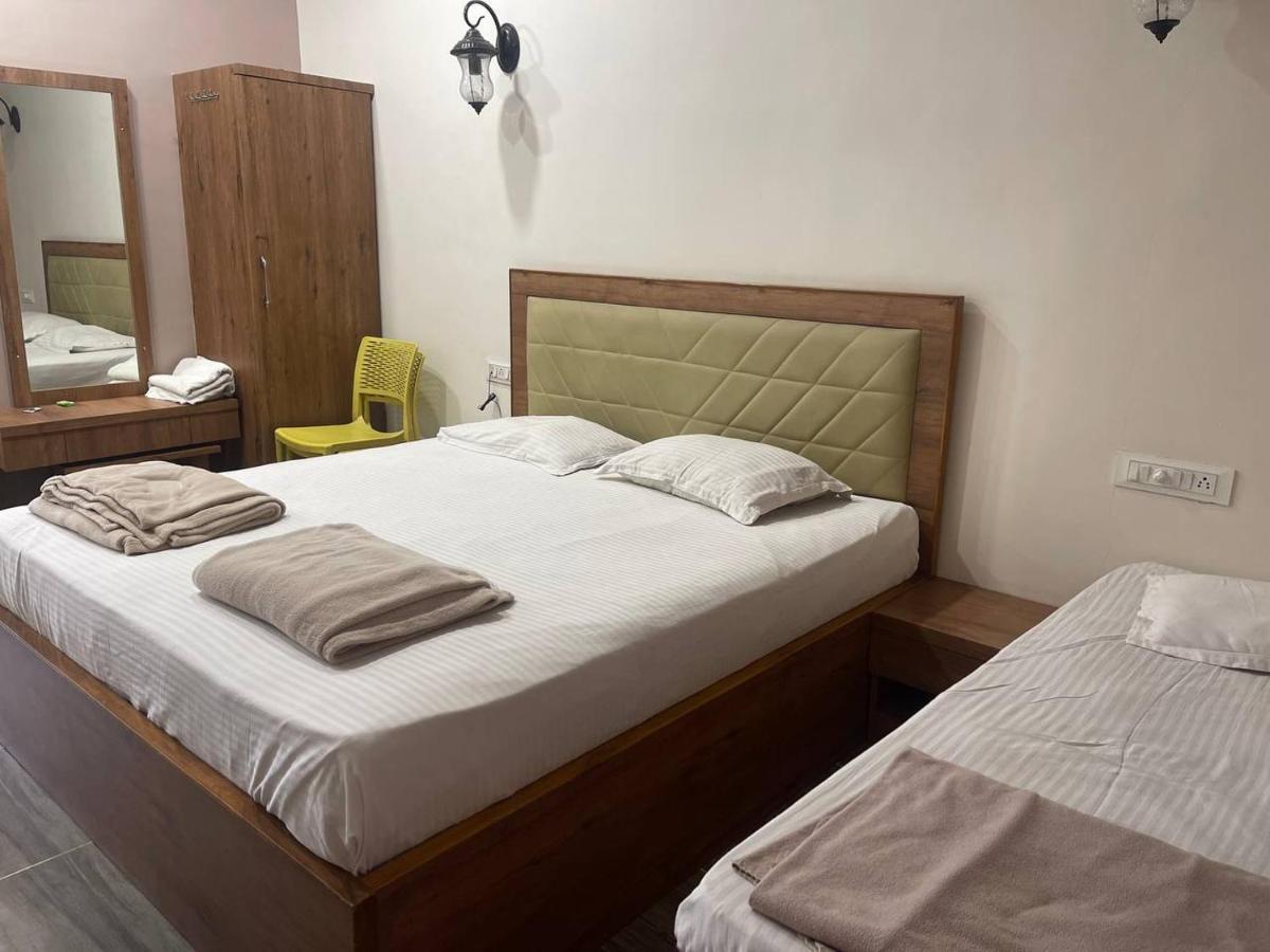 Hotel Nilkanth Navsari エクステリア 写真