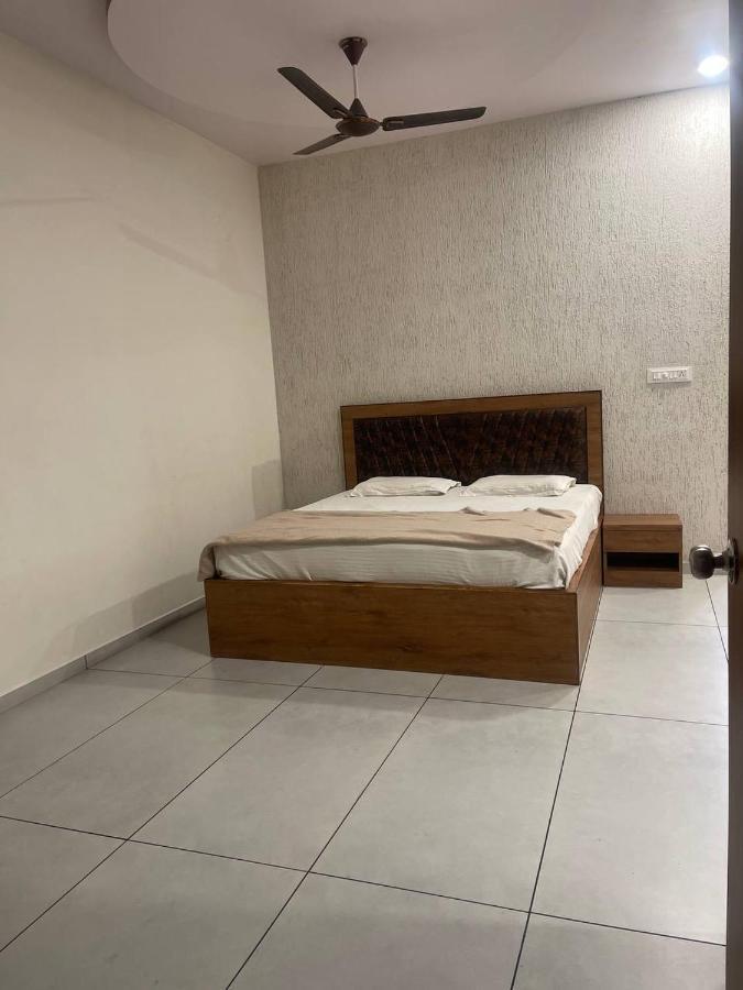 Hotel Nilkanth Navsari エクステリア 写真