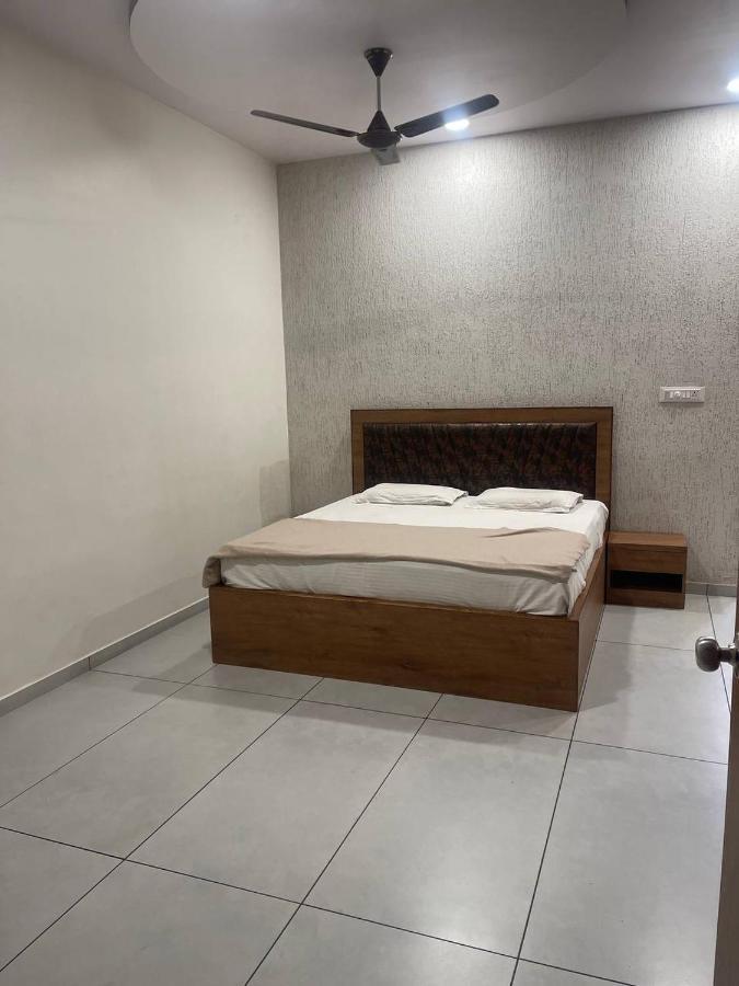 Hotel Nilkanth Navsari エクステリア 写真