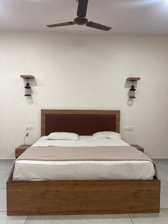 Hotel Nilkanth Navsari エクステリア 写真