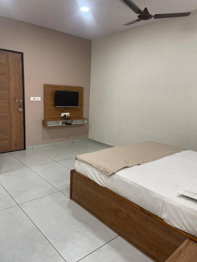 Hotel Nilkanth Navsari エクステリア 写真