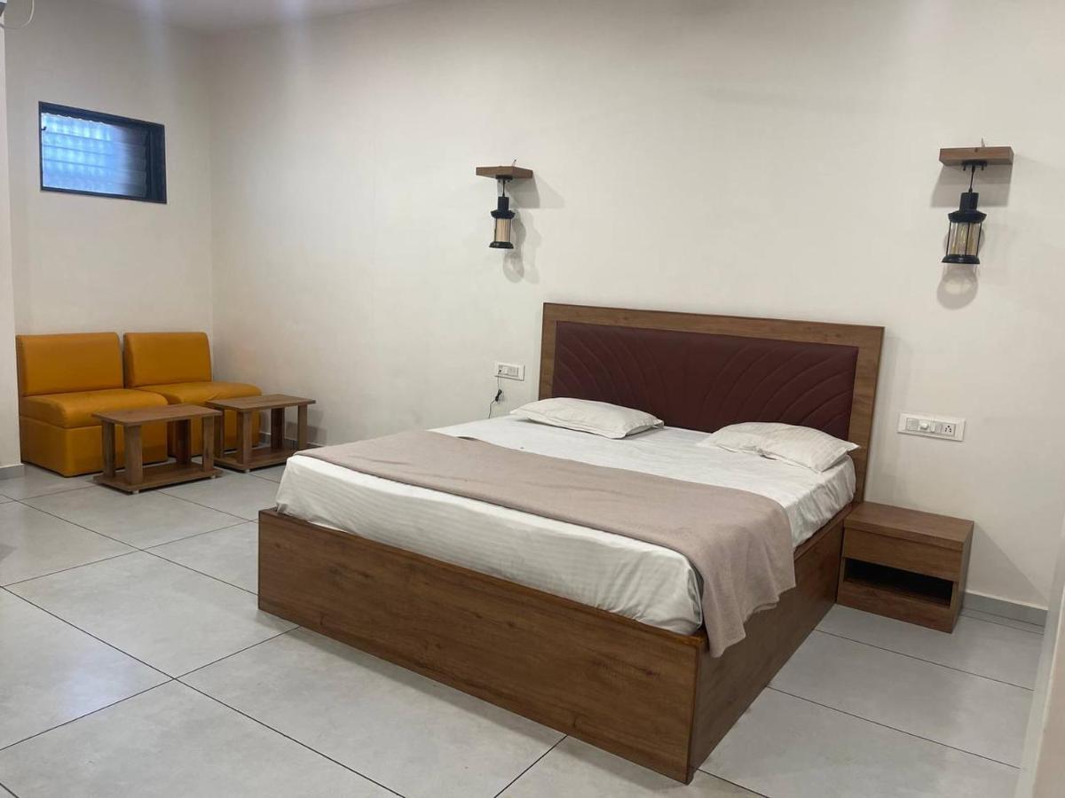 Hotel Nilkanth Navsari エクステリア 写真