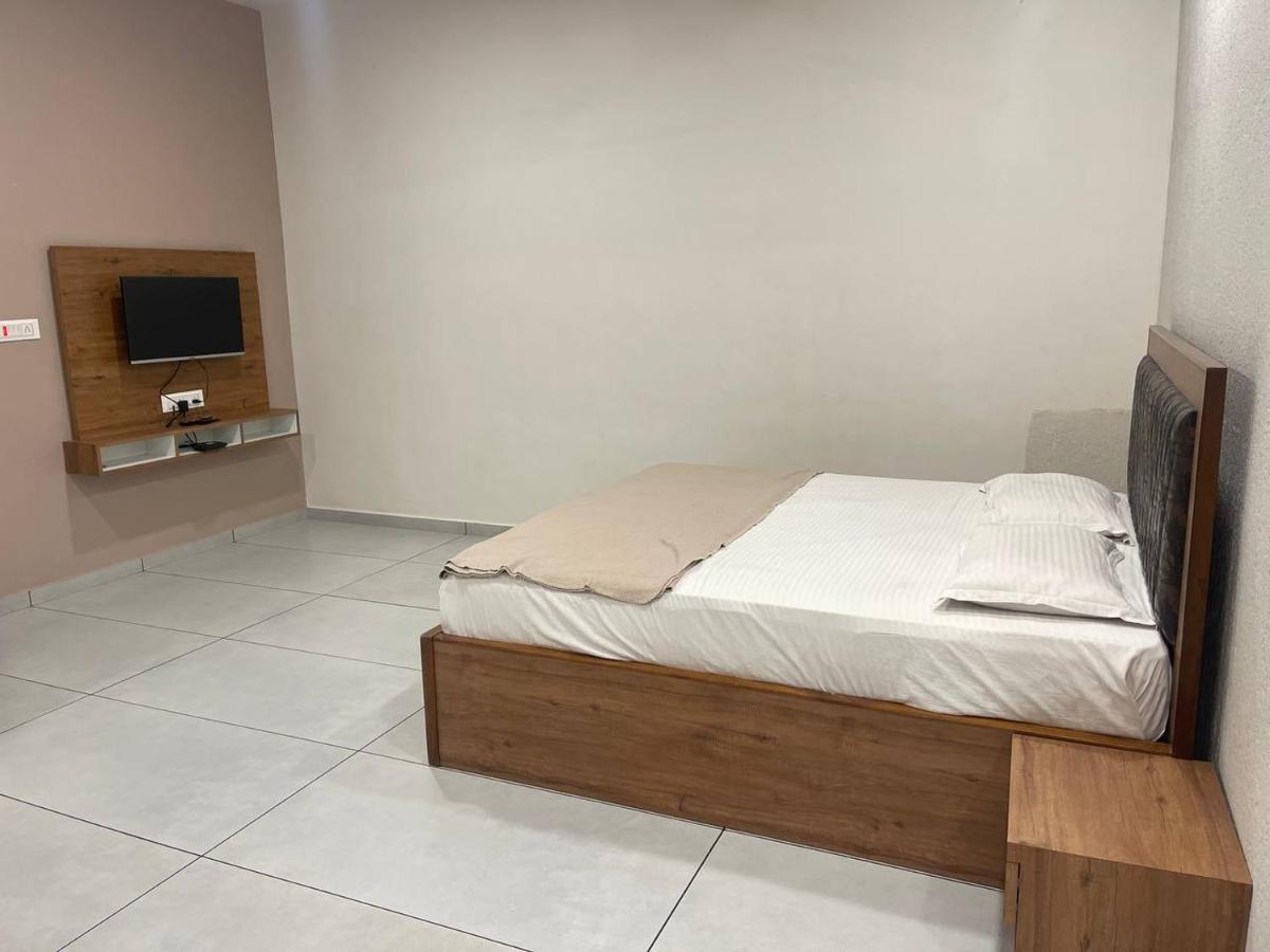 Hotel Nilkanth Navsari エクステリア 写真